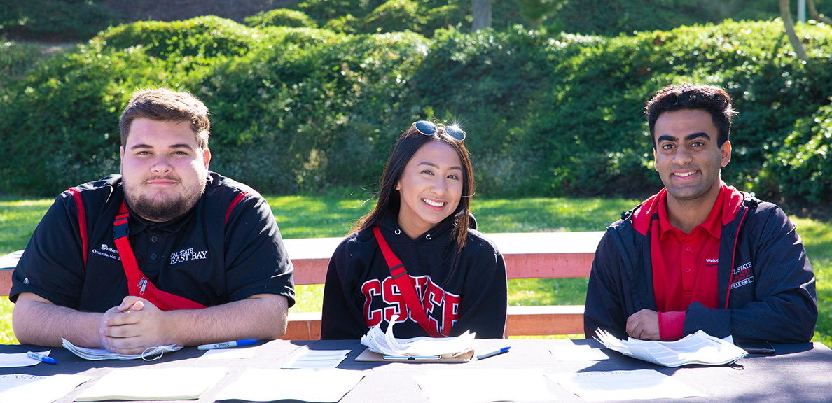 Tres estudiantes de Cal State 鶹AV sonriendo